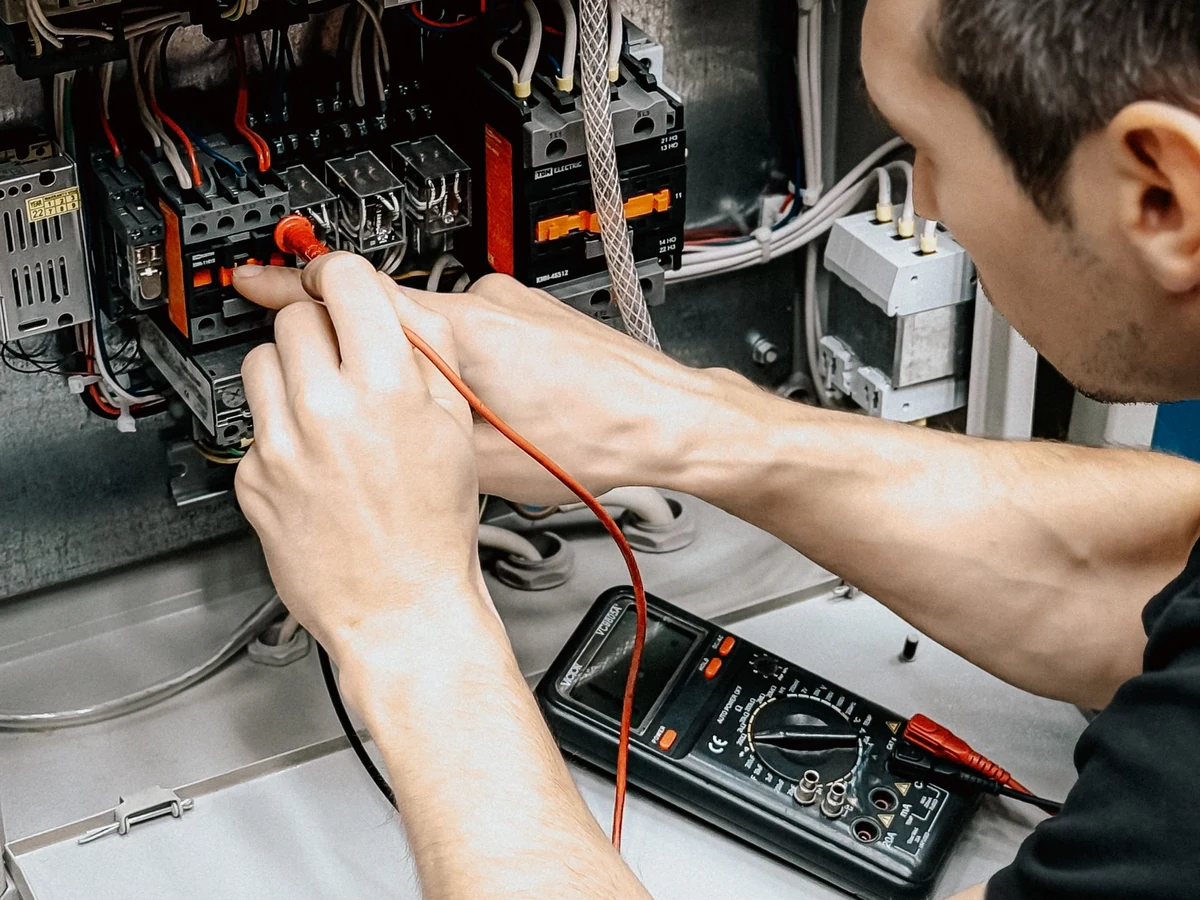 Électricien réalisant un diagnostic de tableau électrique